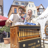 Immer gut gelaunt! Die drehorgler Chrhistian Dietze (vorn) und sein bester Drehorgelfreund.
