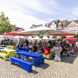 Große Schirme spendeten zum Glück viel Schatten.