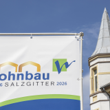 Hohe Werbetürme informierten zusätzlich über die Veranstalter.