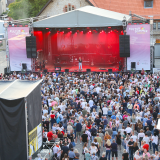 Max Giesinger: gut gefüllter Schlosshof