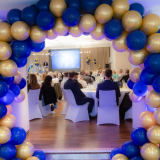 Ballonbogen am Eingang zum Saal