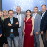 Einige Gäste und Steffi Reger freuen sich über einen gelungenen Abend
