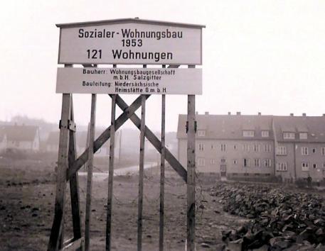 Altes Bauschild Sozialer Wohnungsbau
